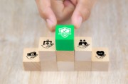保險(xiǎn)理賠被拒后訴訟費(fèi)用由誰(shuí)承擔(dān)？
