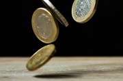 如何理解紙黃金與期貨的區(qū)別？這些區(qū)別如何影響投資策略？