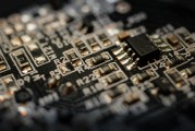 AMD預(yù)計AI芯片出口管制可能產(chǎn)生高達(dá)8億美元費(fèi)用
