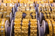 金價回調(diào)，部分品牌金飾價格跟跌！上車還是離場？