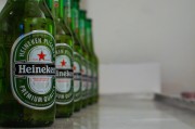 飛天茅臺散瓶跌破2300還沒止跌，原箱2365元，茅臺先穩(wěn)股價超30億元首次回購