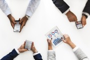 白銀調期費的作用是什么？這種費用對市場參與者有何影響？