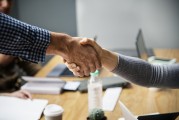 因委托理財合同糾紛，方鵑起訴上海小村資產(chǎn)管理有限公司等