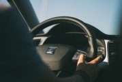 如何安全拆卸邁銳寶車型的手套箱？這種拆卸對(duì)車輛內(nèi)部安全有何影響？
