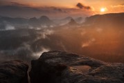 免費(fèi)下載恐龍游戲，你的冒險(xiǎn)旅程從此開(kāi)始，發(fā)掘失落的王國(guó)，海量恐龍游戲等待你下載！