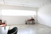 如何進(jìn)行墻紙貼飾以美化居住空間？這種裝飾技巧對(duì)家居風(fēng)格有何影響？