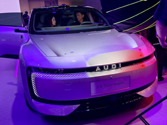 直擊車展|上汽奧迪AUDI亮相成都車展，此前被一汽奧迪嘲諷“四環(huán)相扣才是奧迪”